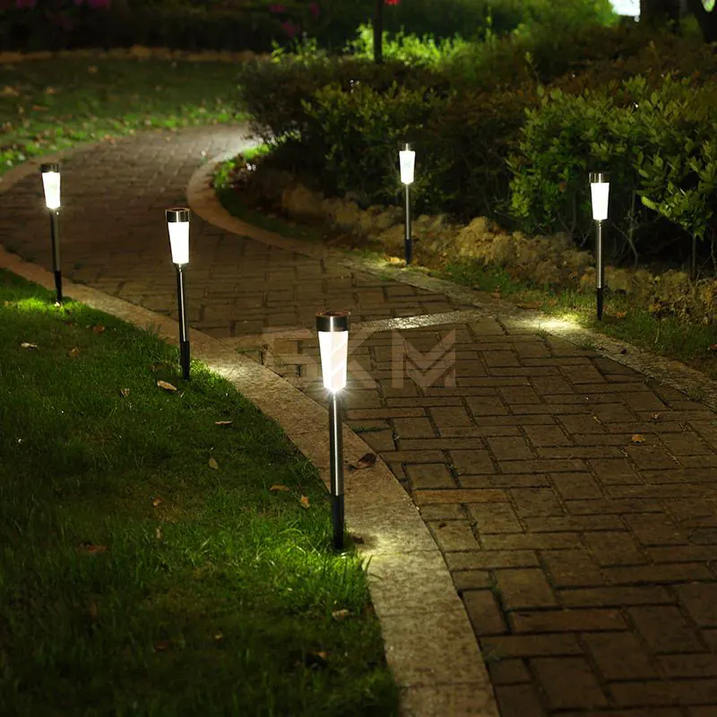 Ландшафтное освещение дорожек в загородном доме - БКМ групп - Проектная  поставка и изготовление электротехнического оборудования. Архитектурное и  ландшафтное освещение.